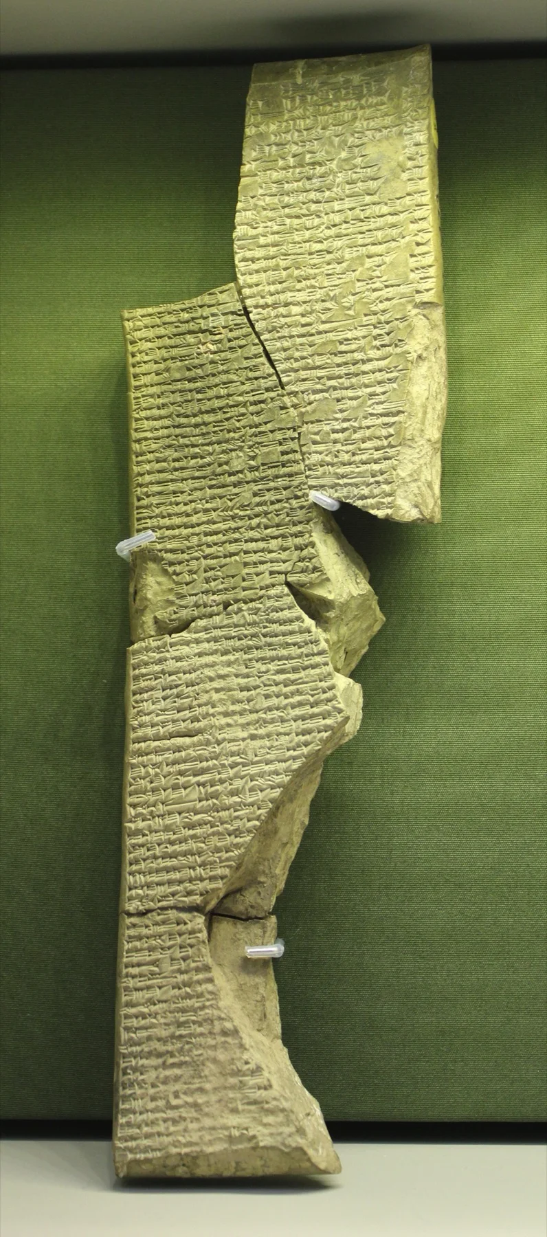 Fragment cunéiforme de l’Enuma Elish conservé au British Museum