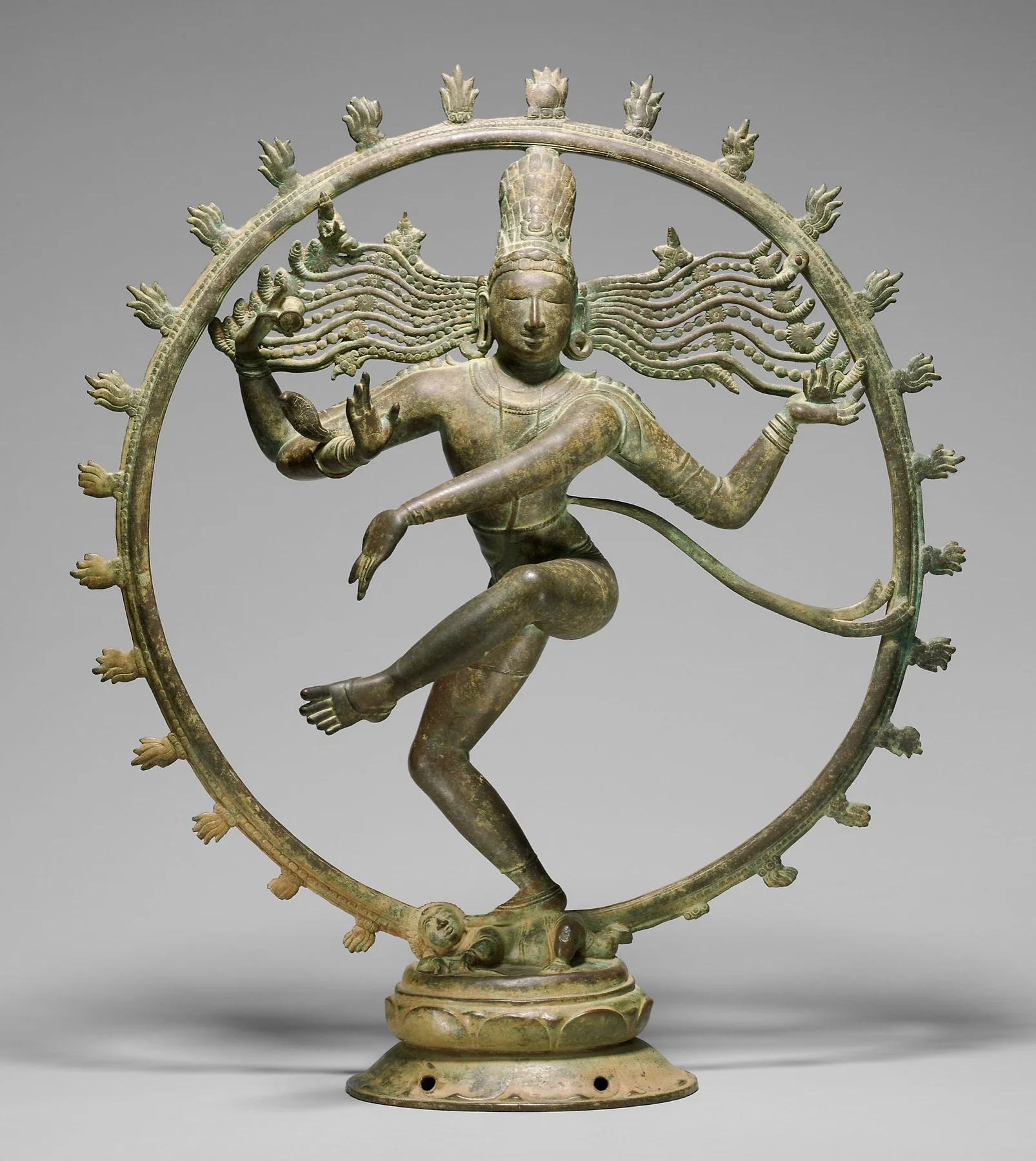 Sculpture en bronze de Shiva Nataraja dansant dans un cercle de flammes