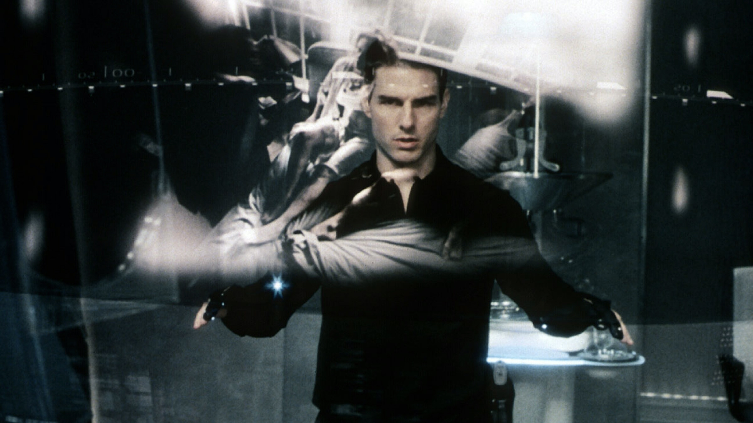 Tom Cruise manipule une interface transparente de prévisualisation dans Minority Report