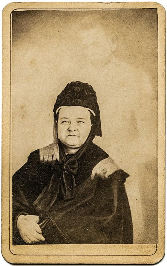 Photographie spirite attribuée à William Mumler montrant Mary Todd Lincoln et une forme supposée d’Abraham Lincoln