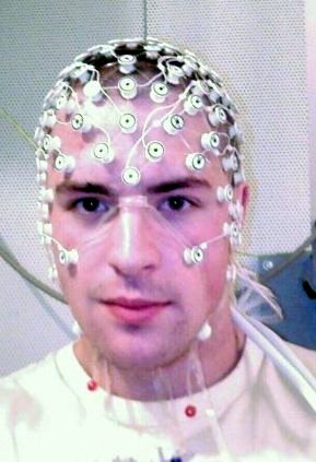 Participant équipé d’un casque d’électroencéphalographie