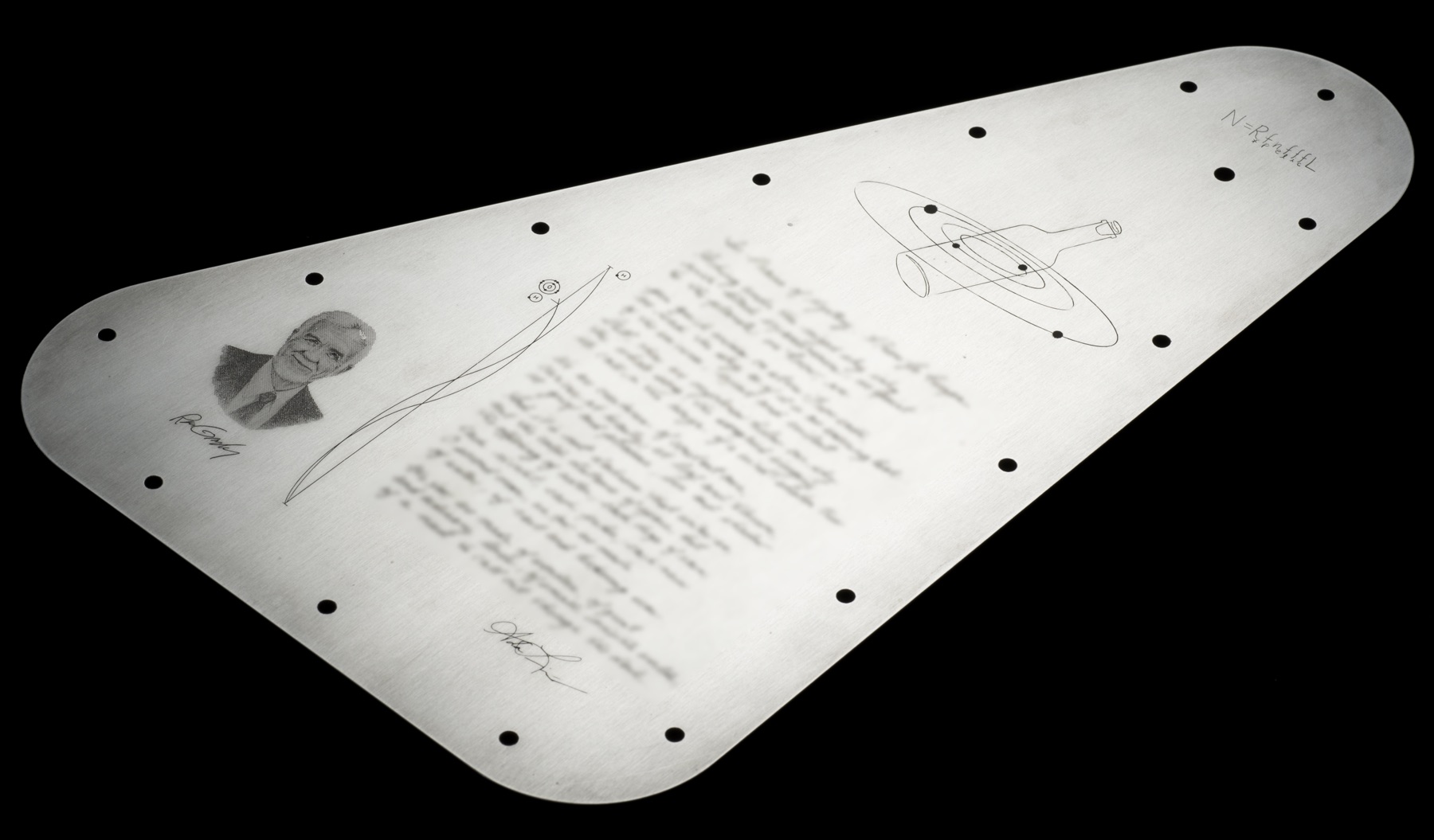 Plaque commémorative métallique d’Europa Clipper portant l’équation de Drake
