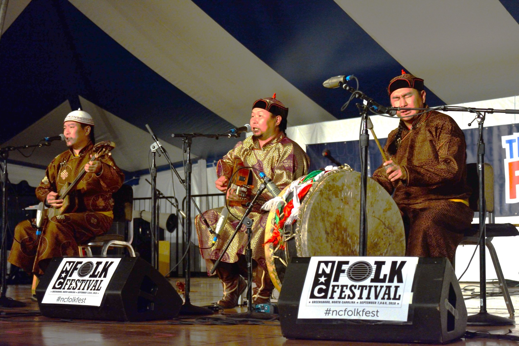 Le groupe Alash pratique le chant diphonique touvain sur scène
