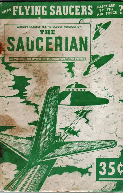 Couverture verte du périodique ufologique The Saucerian de janvier 1955 montrant des soucoupes volantes