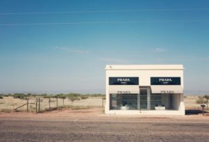 Elmgreen & Dragset, Prada Marfa, installation dans l’espace public, 760x460. 2005, Marfa, Texas. Elmgreen & Dragset, Prada Marfa, installation dans l’espace public, 760x460. 2005, Marfa, Texas.